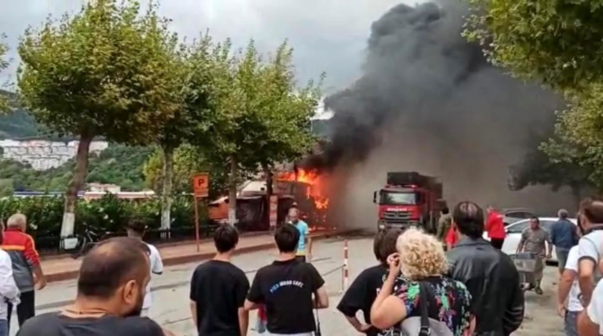 Amasra\'da yangın: 2 kafe ve 3 büfe küle döndü