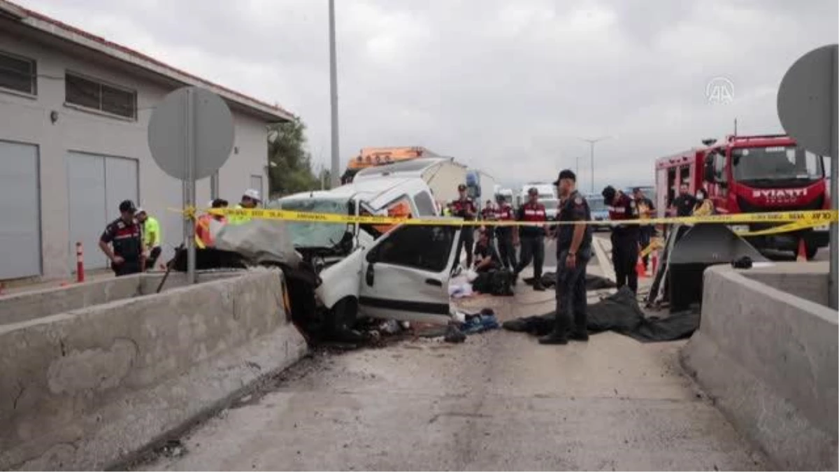 Bolu\'da gişelere çarpan hafif ticari araçtaki 3 kişi öldü, 1 kişi yaralandı