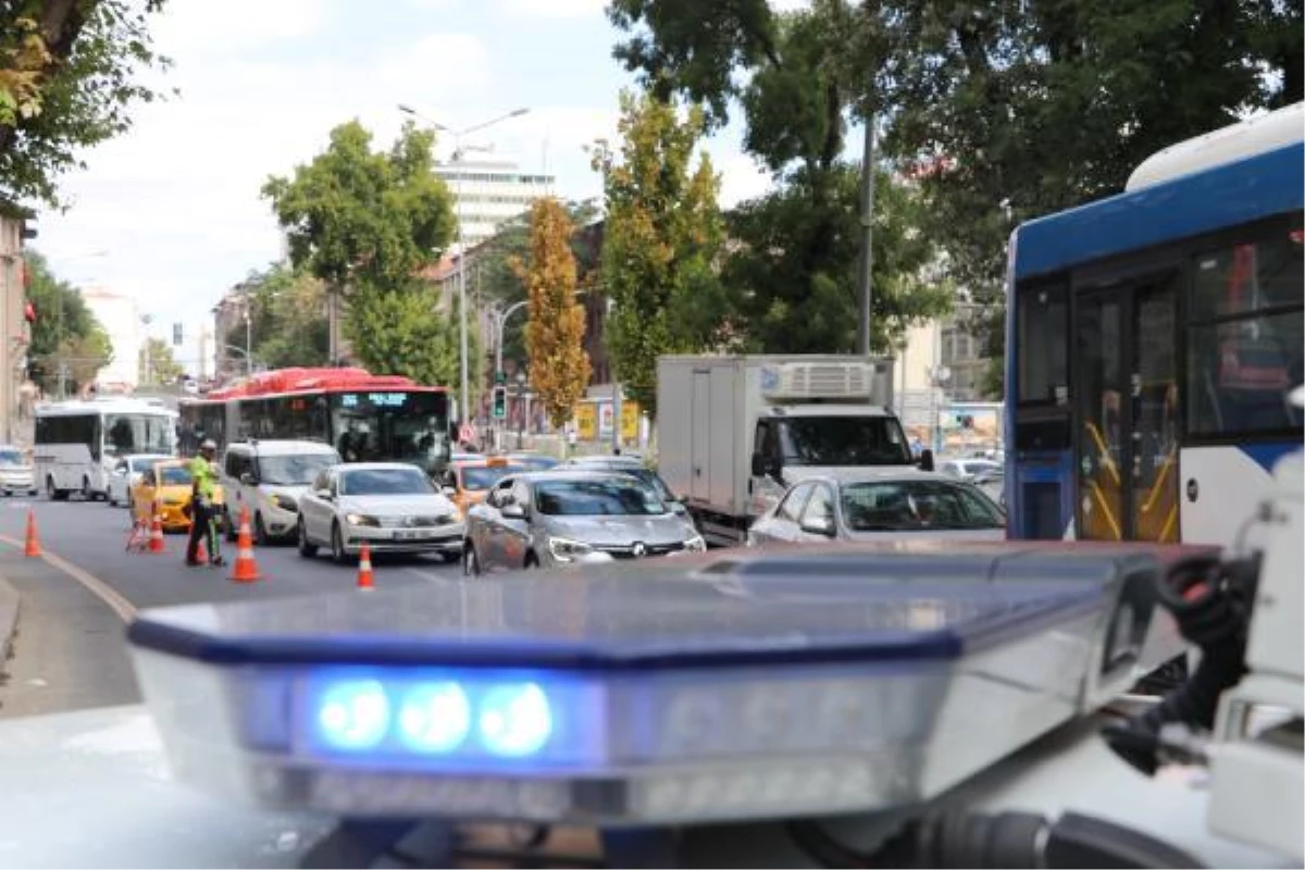 Ankara\'da çakarlı aracın sürücüsüne para cezası