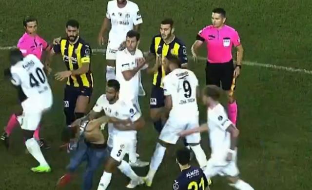 Ankara'da maç sonu büyük skandal! Sahaya giren taraftar, Beşiktaşlı yıldıza uçan tekme attı Ankara'da maç sonu büyük skandal! Sahaya giren taraftar, Beşiktaşlı yıldıza uçan tekme attı