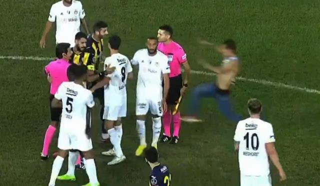 Ankara'da maç sonu büyük skandal! Sahaya giren taraftar, Beşiktaşlı yıldıza uçan tekme attı Ankara'da maç sonu büyük skandal! Sahaya giren taraftar, Beşiktaşlı yıldıza uçan tekme attı