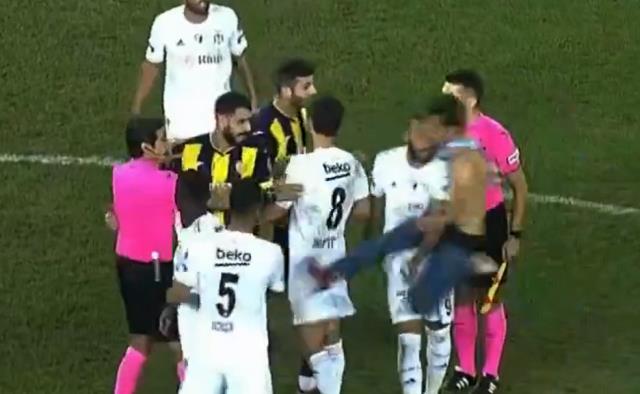 Ankara'da maç sonu büyük skandal! Sahaya giren taraftar, Beşiktaşlı yıldıza uçan tekme attı Ankara'da maç sonu büyük skandal! Sahaya giren taraftar, Beşiktaşlı yıldıza uçan tekme attı