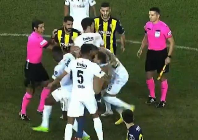 Ankara'da maç sonu büyük skandal! Sahaya giren taraftar, Beşiktaşlı yıldıza uçan tekme attı Ankara'da maç sonu büyük skandal! Sahaya giren taraftar, Beşiktaşlı yıldıza uçan tekme attı