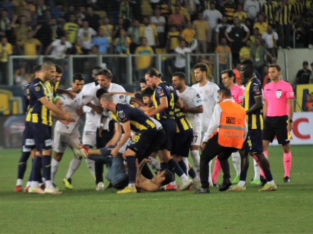 Ankara'da olaylı gece! Maç sonunda Beşiktaşlı yıldıza uçan tekme atan saldırgan gözaltına alındı Ankara'da olaylı gece! Maç sonunda Beşiktaşlı yıldıza uçan tekme atan saldırgan gözaltına alındı