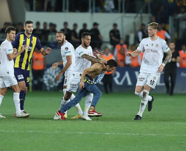 Ankara'da olaylı gece! Maç sonunda Beşiktaşlı yıldıza uçan tekme atan saldırgan gözaltına alındı Ankara'da olaylı gece! Maç sonunda Beşiktaşlı yıldıza uçan tekme atan saldırgan gözaltına alındı