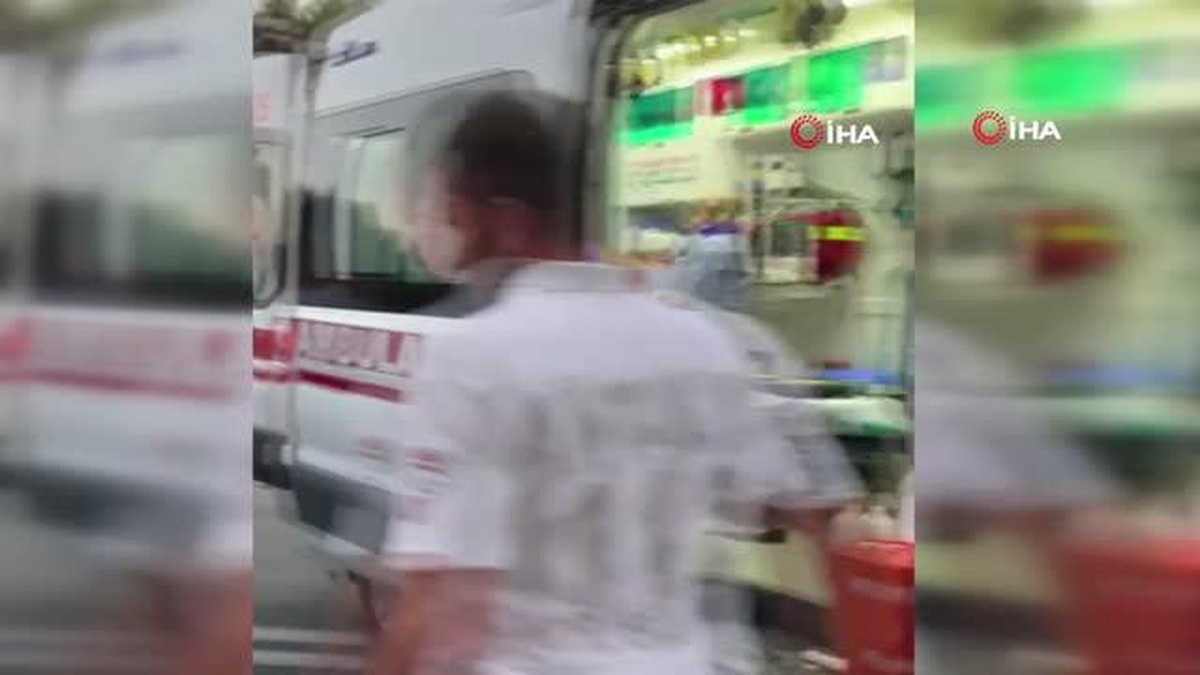 Antalya\'da zincirleme trafik kazası: 4 yaralıÜç otomobilin karıştığı kazada yaralılara ilk müdahale olay yerinde yapıldı