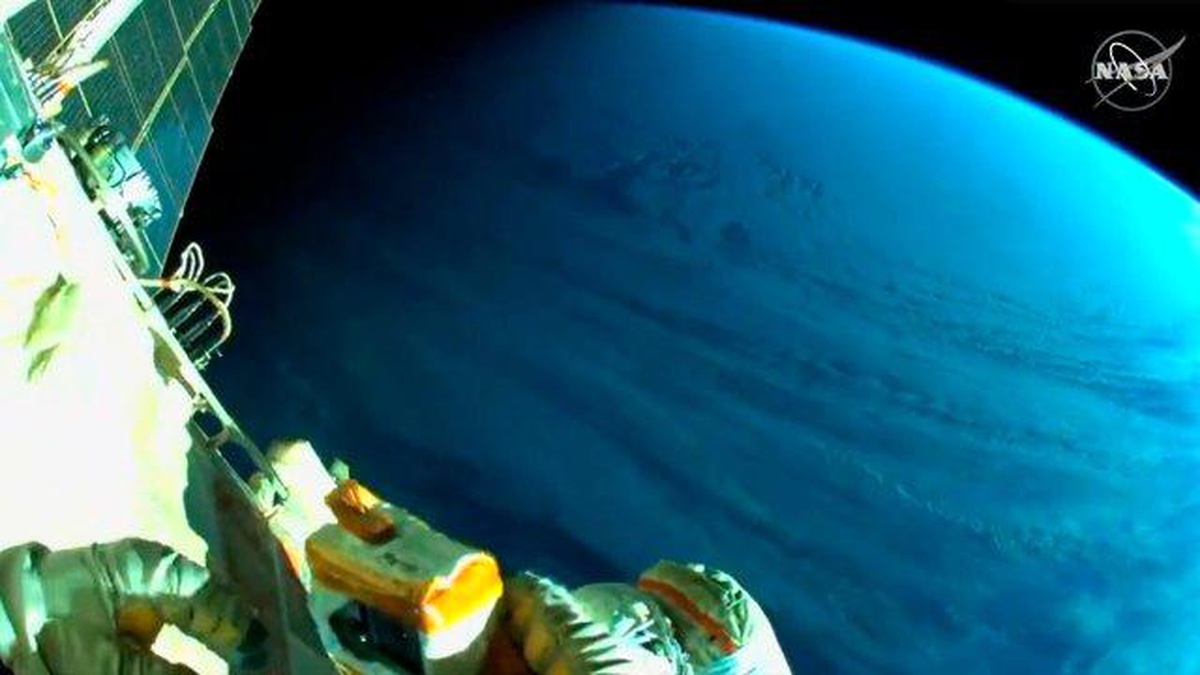 Astronotların uzay yürüyüşü Dünya\'yı tüm güzelliği ile ortaya koyuyor!