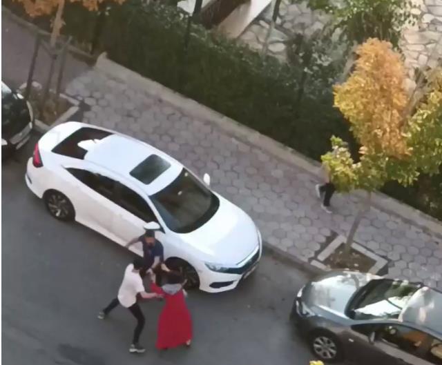 Ayrılmak istediği eşini sopa ve yumruklarla sokak ortasında dövdü Ayrılmak istediği eşini sopa ve yumruklarla sokak ortasında dövdü