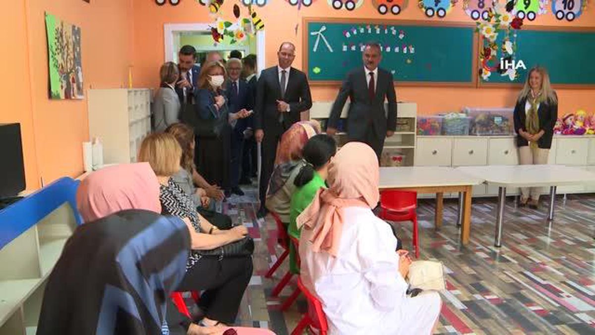 Bakan Özer\'den uyum eğitimleri programına başlayan okula ziyaret