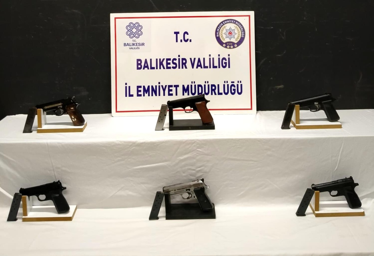 Balıkesir\'de Rize\'den gelen yolcu otobüsünden 6 adet ruhsatsız tabanca ele geçirildi