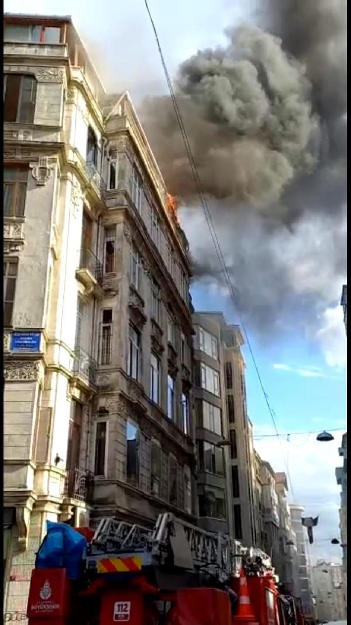 İSTANBUL-BEYOĞLU\'NDA 5 KATLI BİNADA YANGIN (1)
