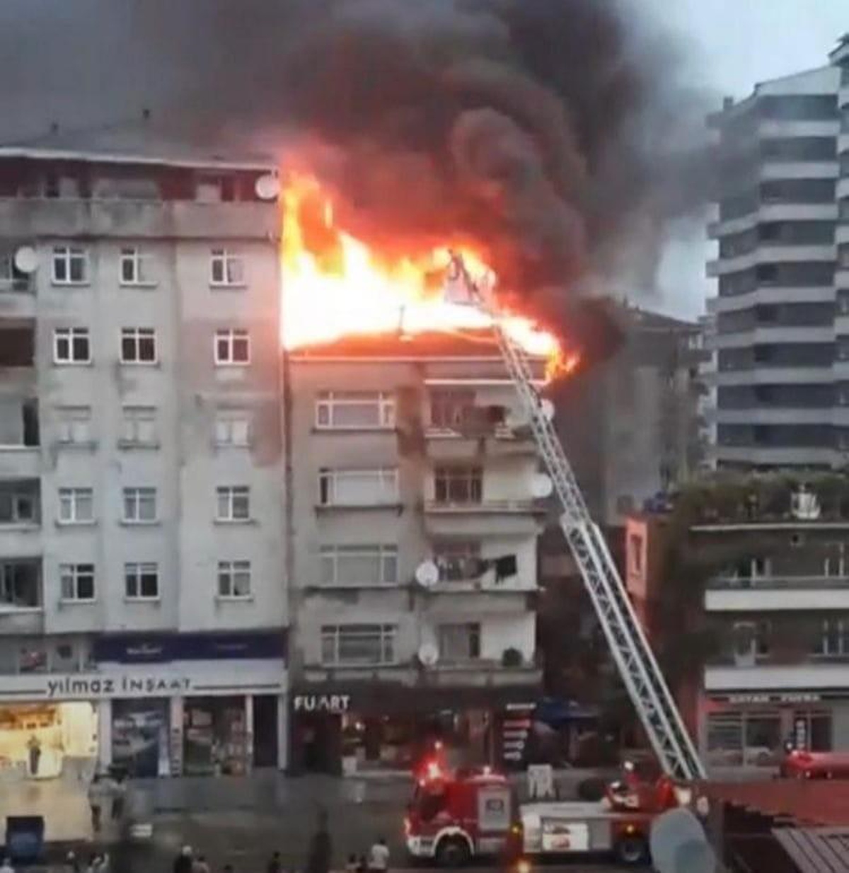 Rize\'de binanın çatısında çıkan yangın paniğe neden oldu