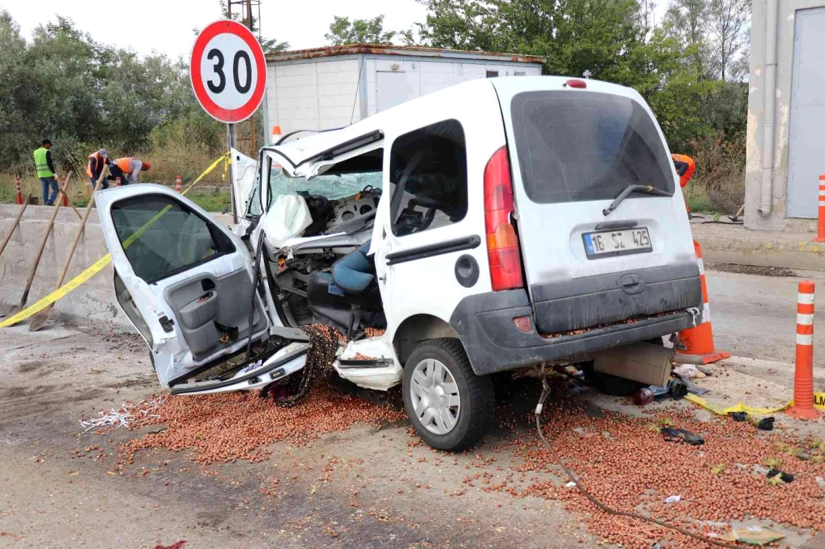 Bolu\'da, hafif ticari araç gişelerde beton bariyere çarptı: 3 ölü 1 yaralı