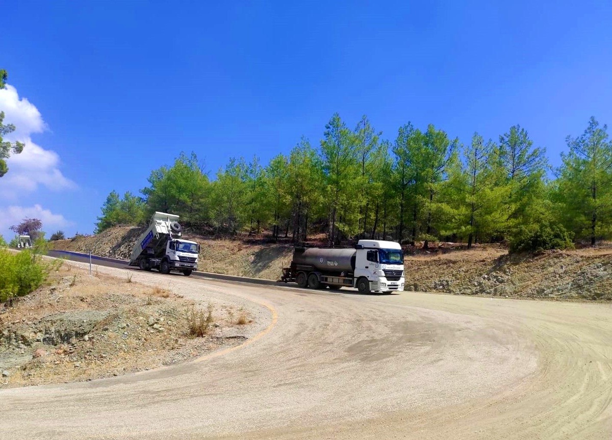 Büyükşehir, Seydikemer\'de yol çalışmalarını sürdürüyor