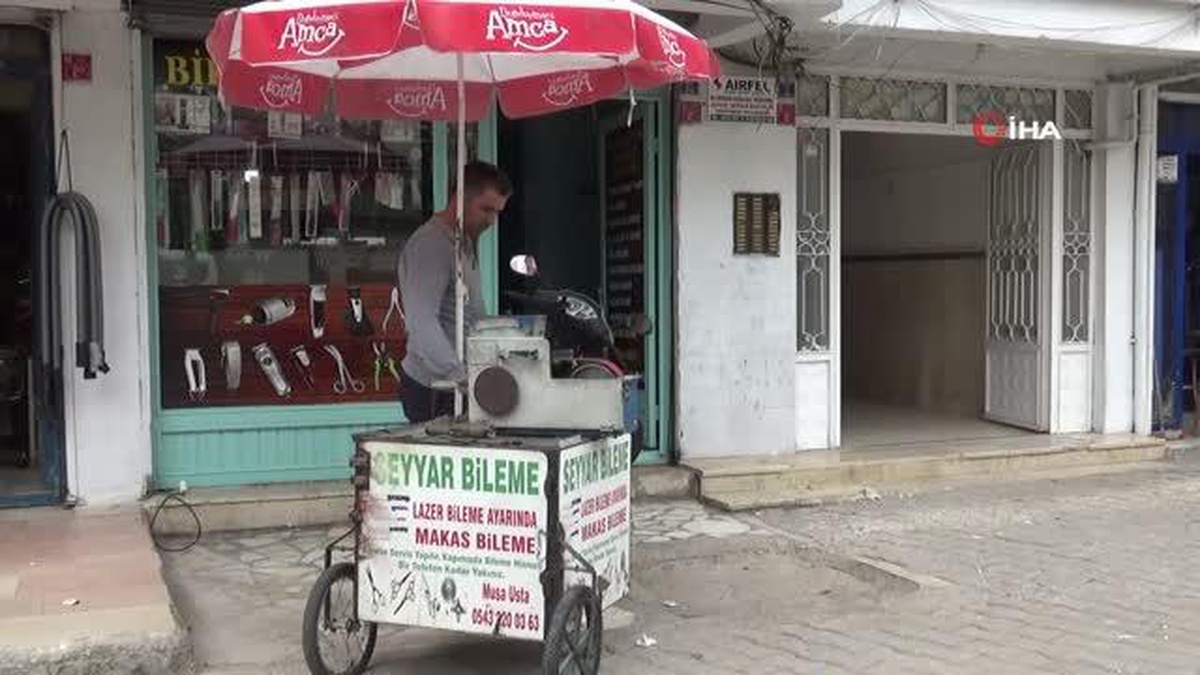 \'Çark\' kelimesinden yola çıktı, yıllardır kentte seyyar bilemecelik yapıyor