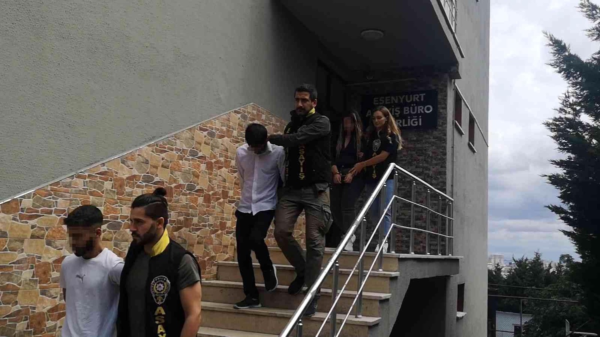 Esenyurt\'ta arkadaşını bıçaklayarak ölüme terk etti