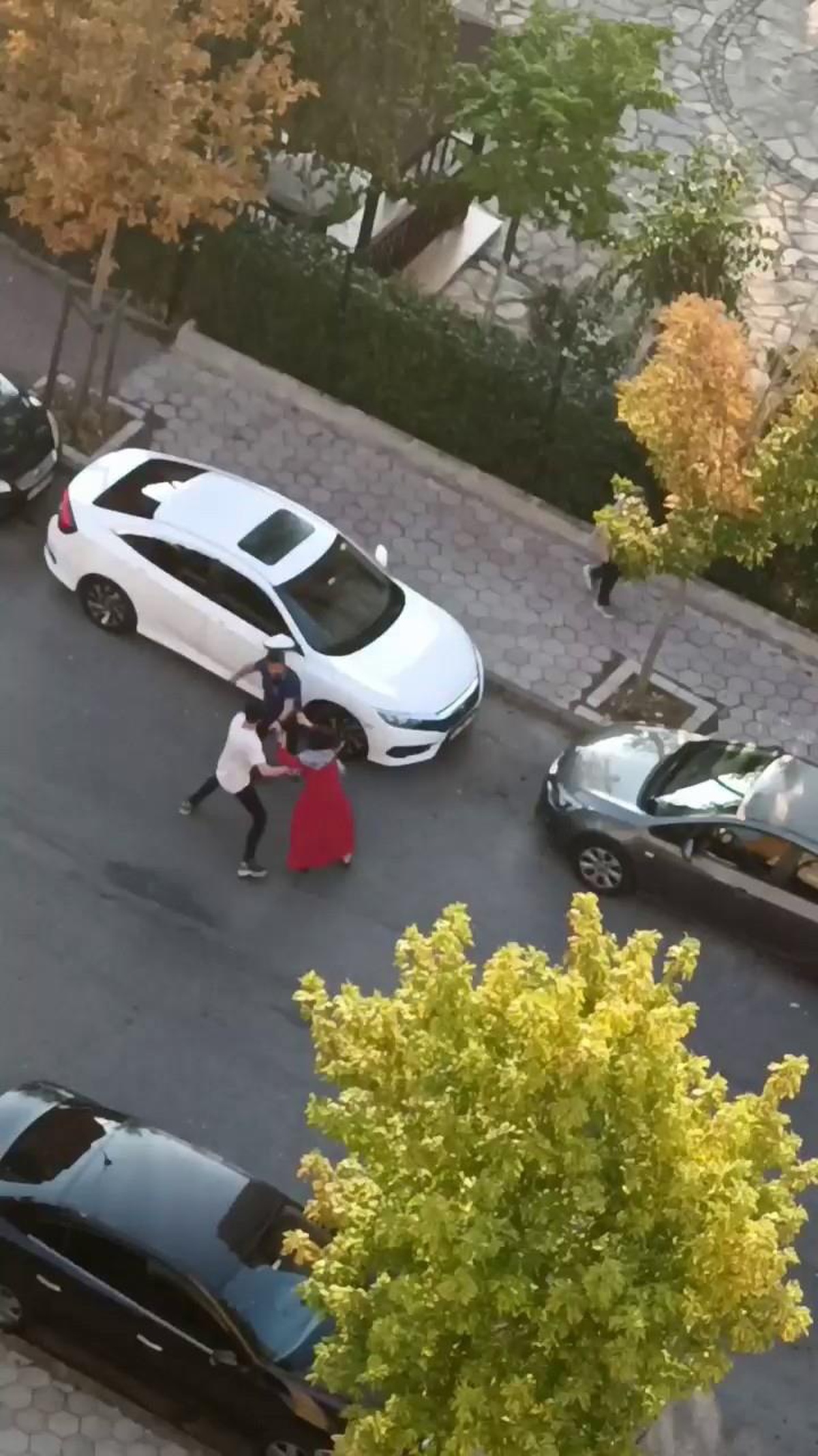 Esenyurt\'ta sokak ortasında kadına şiddet anları kamerada