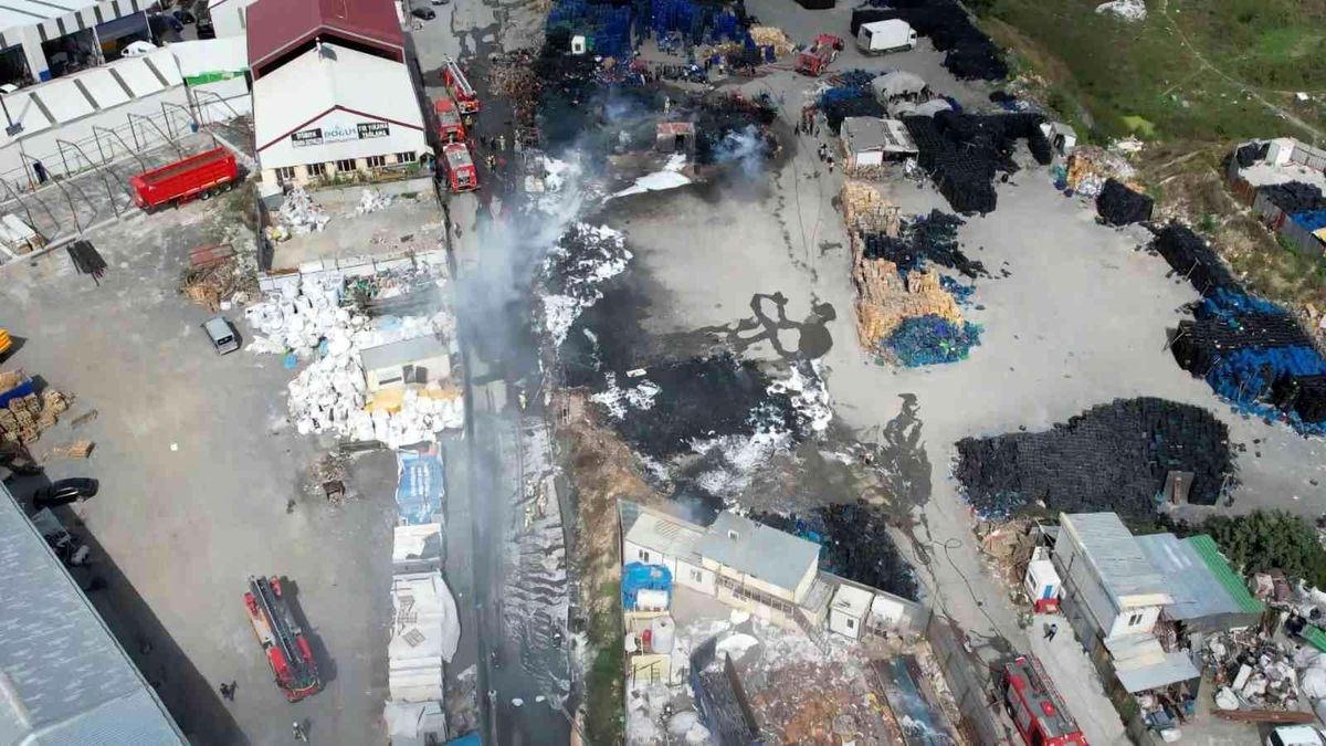 Eyüpsultan\'da plastik kasa üretilen tesiste korkutan yangın