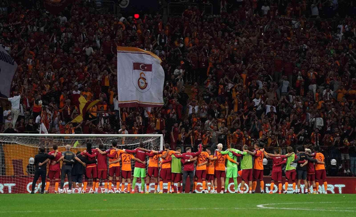 Galatasaraylı futbolcular ve Okan Buruk, galibiyeti taraftarla kutladı