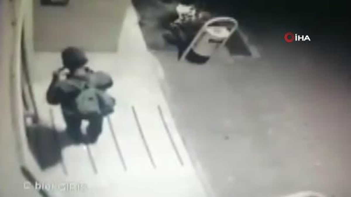 Sabaha karşı girdiği sitede önce kapıyı zorladı, sonra bisiklet çalarak kaçtı