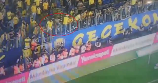 Görüntüler ortaya çıktı! Futbolculara uçan tekme atan taraftar tribünden sahaya böyle atlamış Görüntüler ortaya çıktı! Futbolculara uçan tekme atan taraftar tribünden sahaya böyle atlamış