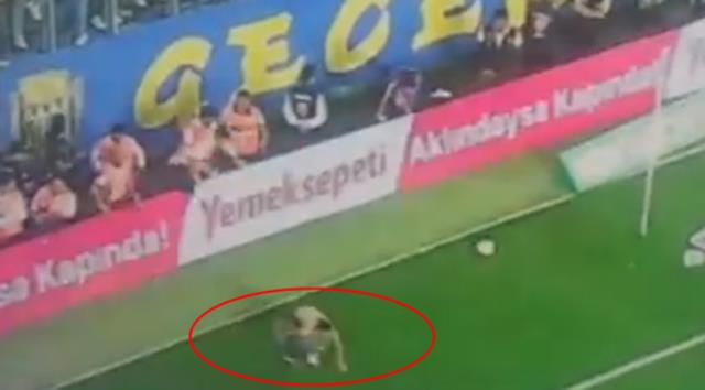 Görüntüler ortaya çıktı! Futbolculara uçan tekme atan taraftar tribünden sahaya böyle atlamış Görüntüler ortaya çıktı! Futbolculara uçan tekme atan taraftar tribünden sahaya böyle atlamış