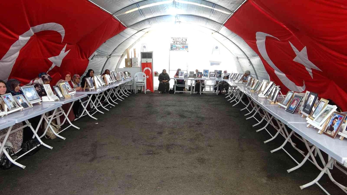 HDP ve PKK mağduru ailelerin evlat nöbeti bin 99\'uncu gününde