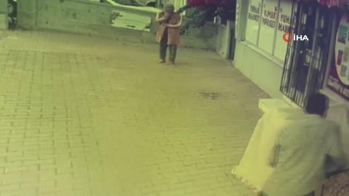 Tezgahtaki karpuzu çalmak için omuzladı, karşısındaki kadını görünce dondu kaldı