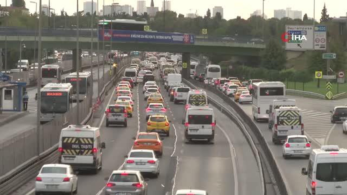 İstanbul\'da eğitimin döneminin başlamasıyla birlikte trafikte yoğunluk oluştu