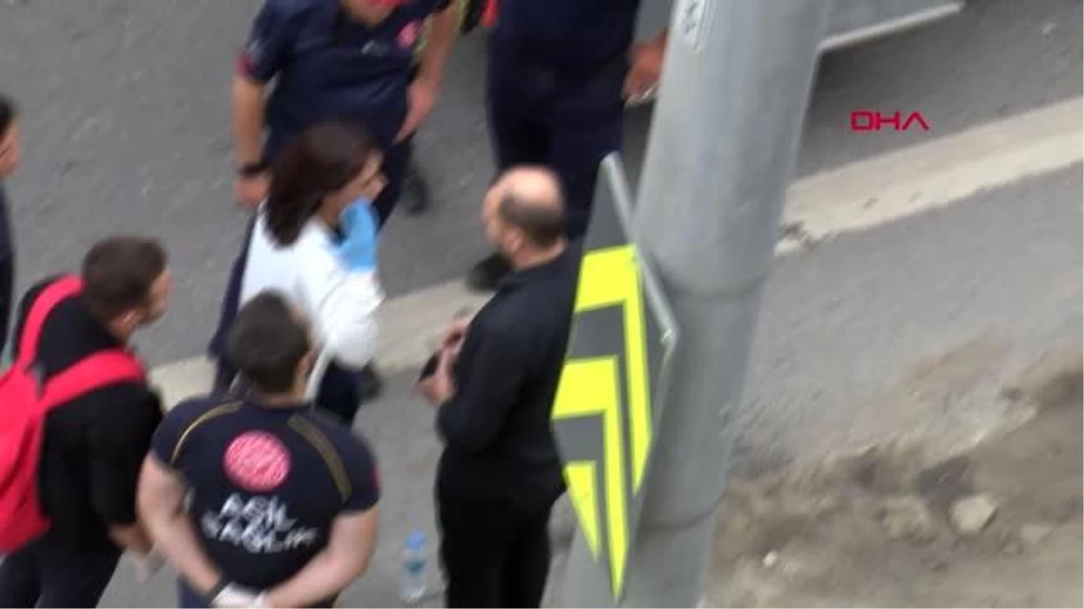 Kadıköy\'de bariyerlere çarparak ters dönen otomobilin sürücüsü yaralandı