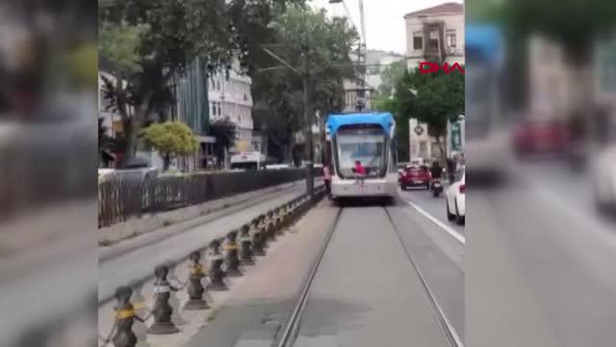 İSTANBUL-TRAMVAYDA TEHLİKELİ YOLCULUK KAMERADA