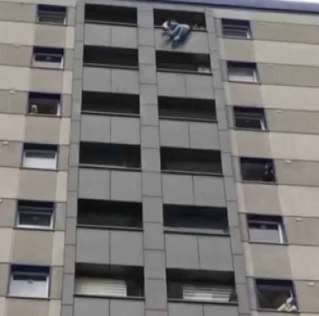 İstanbul'un göbeğinde can pazarı! Genç kadın dakikalarca balkonda asılı kaldı