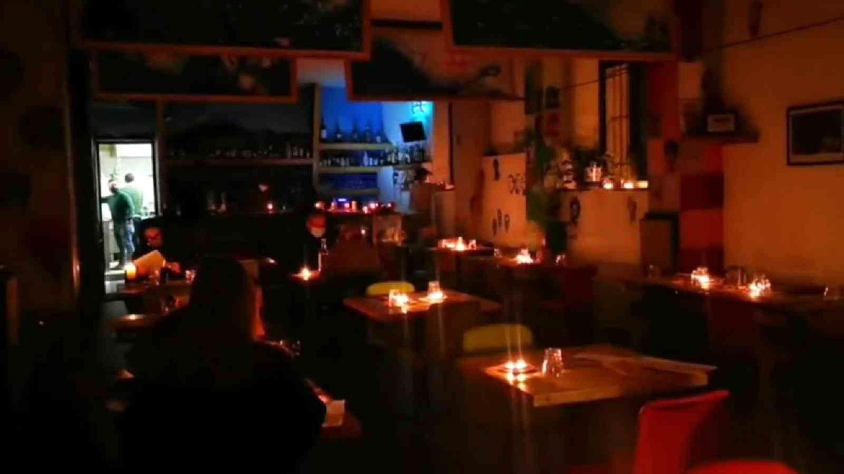 İtalya\'da restoran, yüksek elektrik faturası nedeniyle mum yaktı