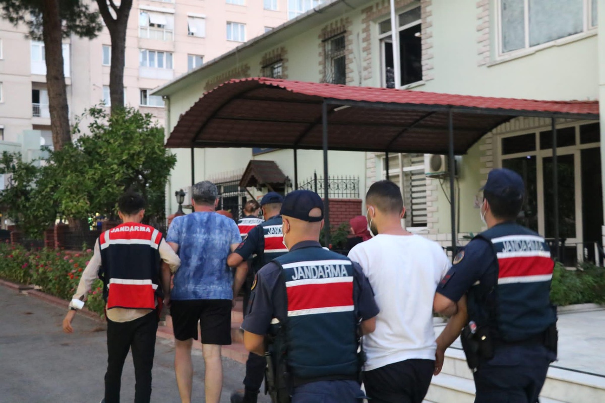 İzmir\'de yurt dışına kaçma hazırlığı yapan 3 FETÖ şüphelisi yakalandı