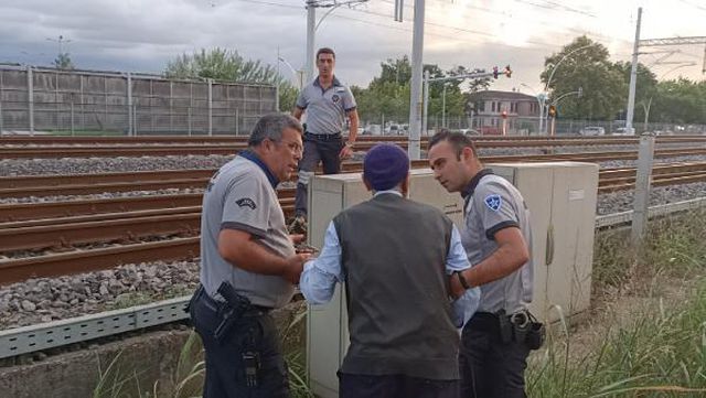 Bileti olmadığı için trene alınmayan 90 yaşındaki adam, raylarda yürümeye başlayınca ekipler seferber oldu Bileti olmadığı için trene alınmayan 90 yaşındaki adam, raylarda yürümeye başlayınca ekipler seferber oldu