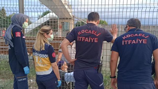Bileti olmadığı için trene alınmayan 90 yaşındaki adam, raylarda yürümeye başlayınca ekipler seferber oldu Bileti olmadığı için trene alınmayan 90 yaşındaki adam, raylarda yürümeye başlayınca ekipler seferber oldu