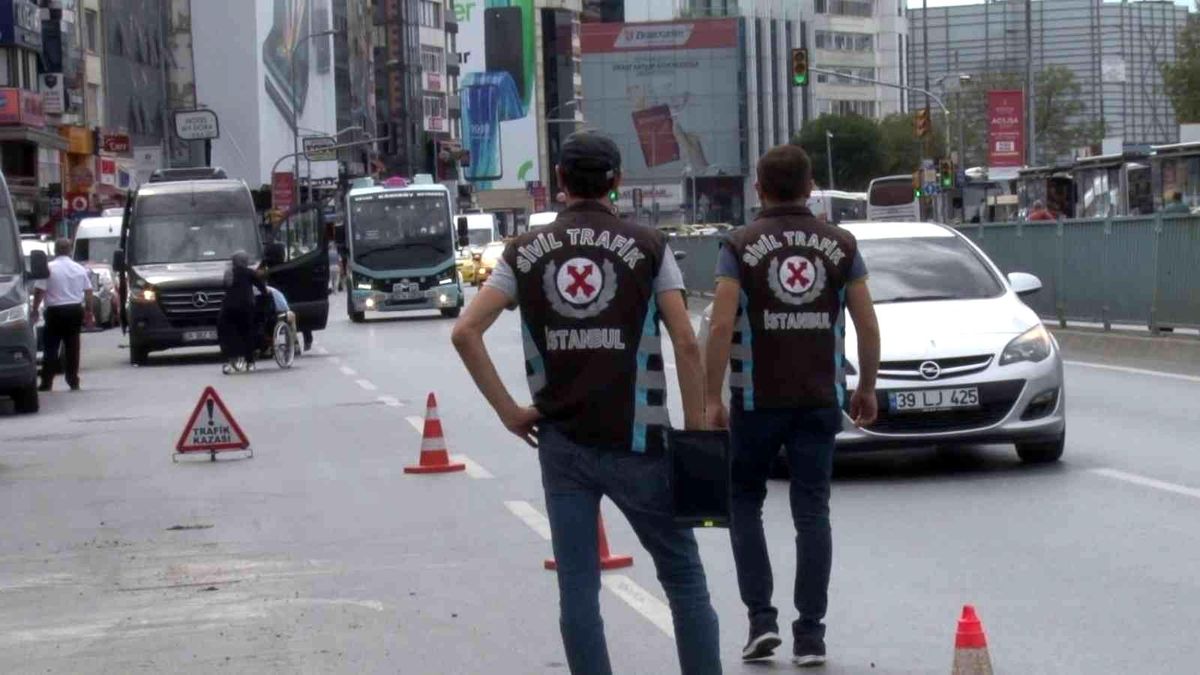 Kadıköy\'de ticari taksi denetimi: Kural tanımayan sürücülere ceza yağdı