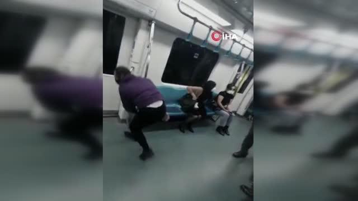 Kadıköy\'de akrobatik metro yolculuğu