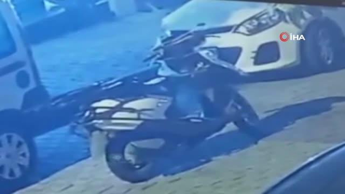 Kağıthane\'de maskeli iki kişi park halindeki motosikleti çalıp kaçtı