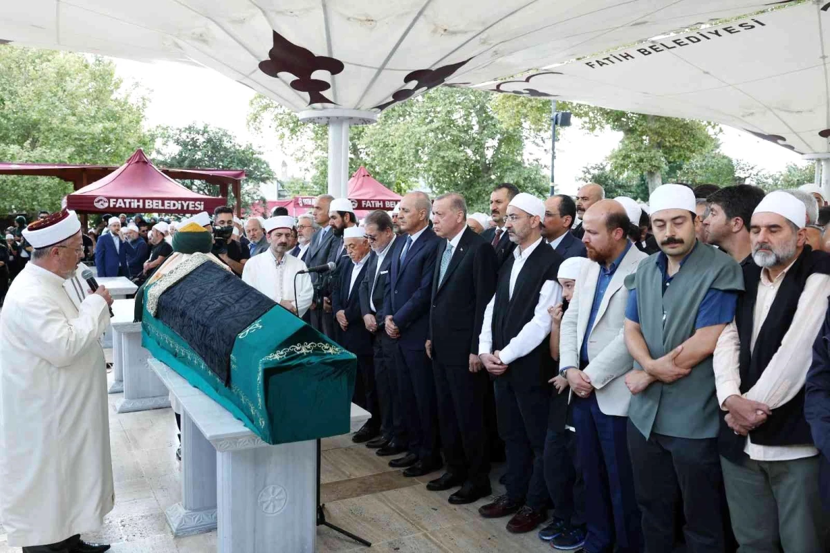 Karagümrük Cerrahi Tekkesi Mütevelli Heyeti Başkanı Ömer Tuğrul İnançer son yolculuğuna uğurlandı