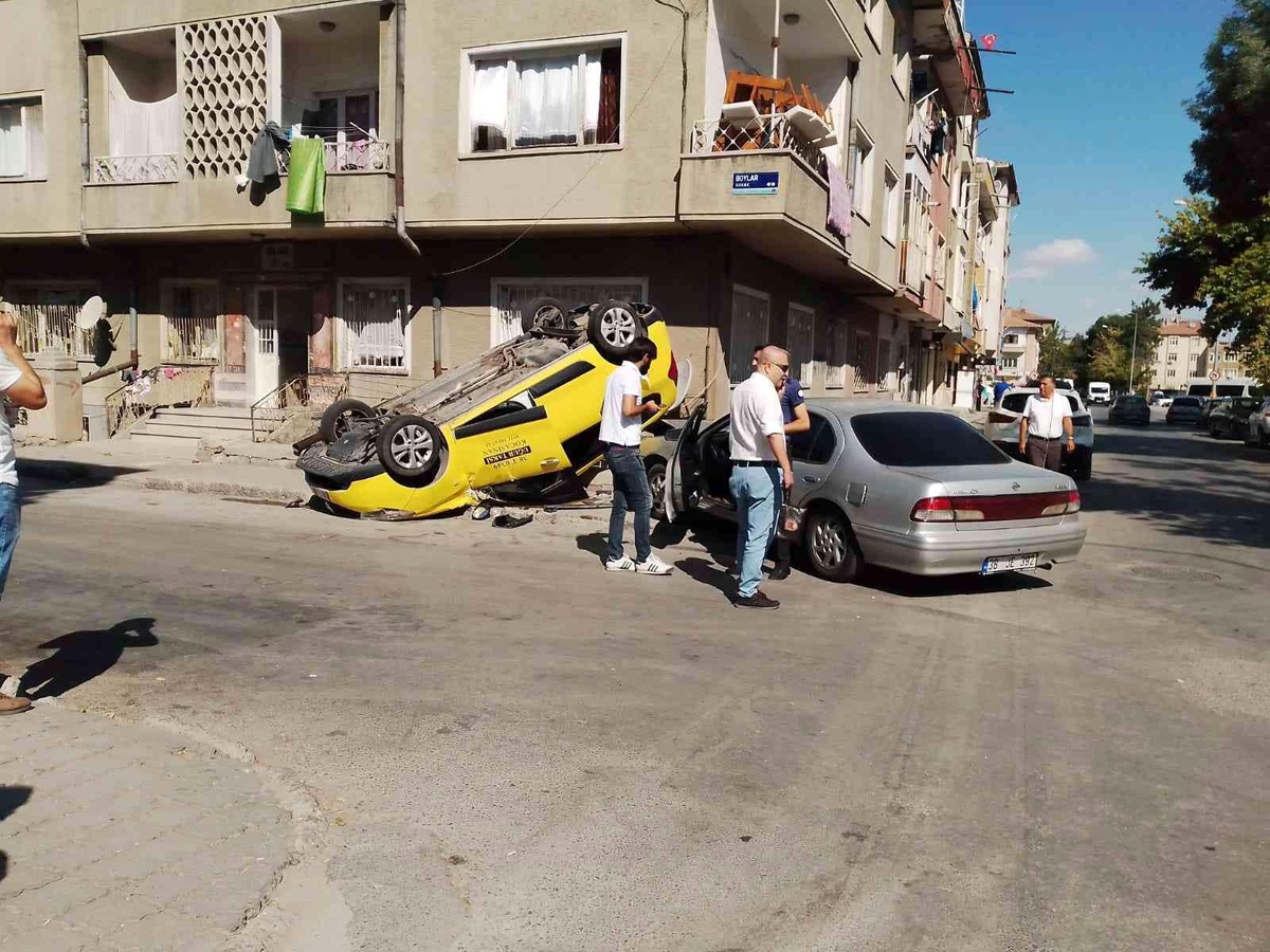 Kayseri\'de otomobille çarpışan taksi takla attı: 1 yaralı