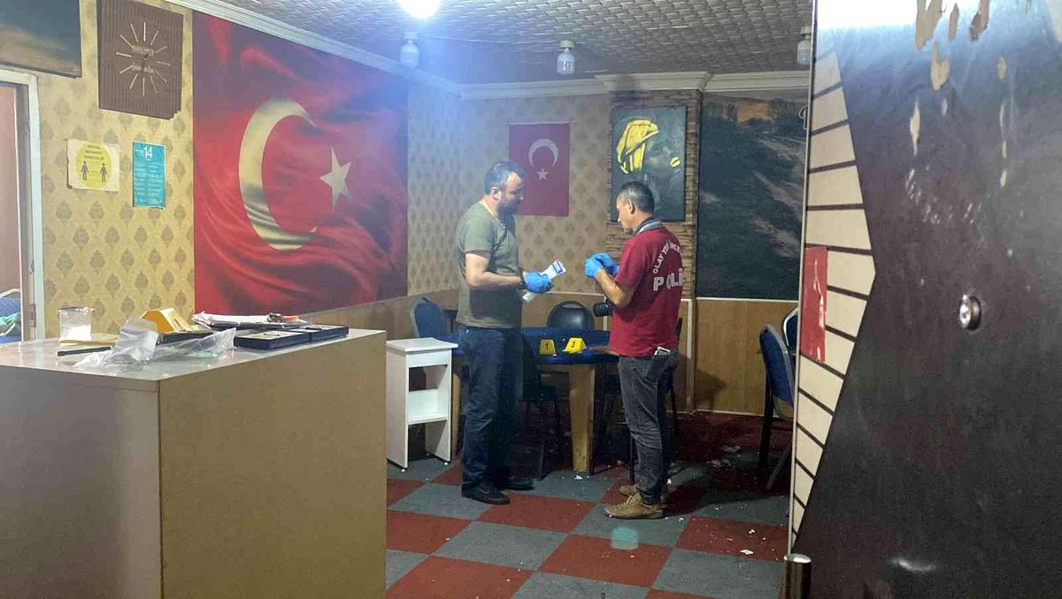 Kıraathanede çıkan silahlı kavgada 2 kardeş yaralandı