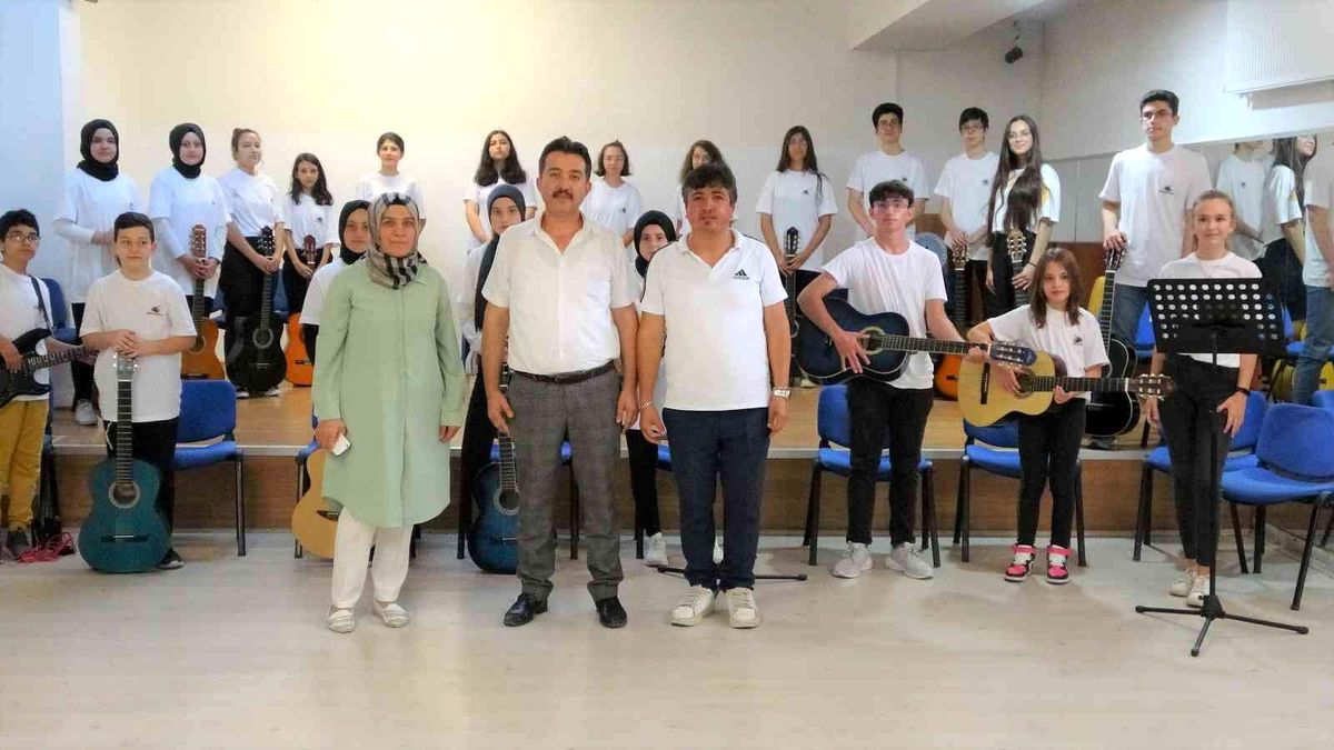 Kütahya haberleri | Kütahya\'da \'Okullar hayat bulsun\' projesi çerçevesinde açılan gitar kursu final konseri ile sona erdi