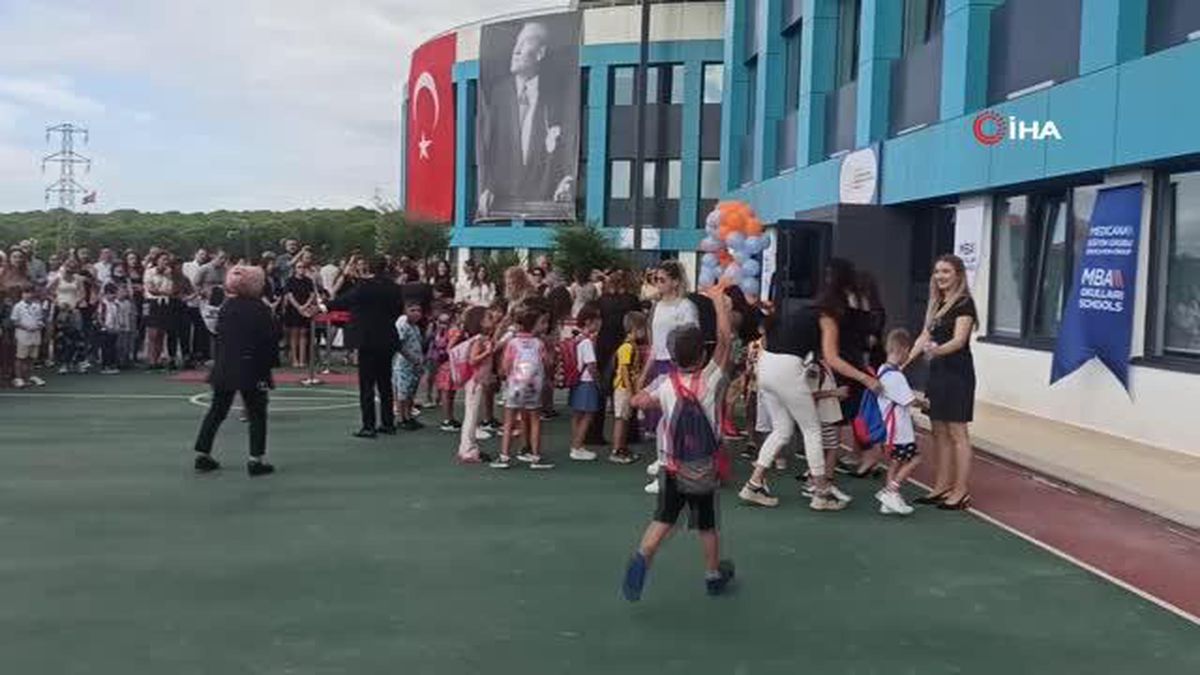 Mini mini birler okula dans ederek başladı