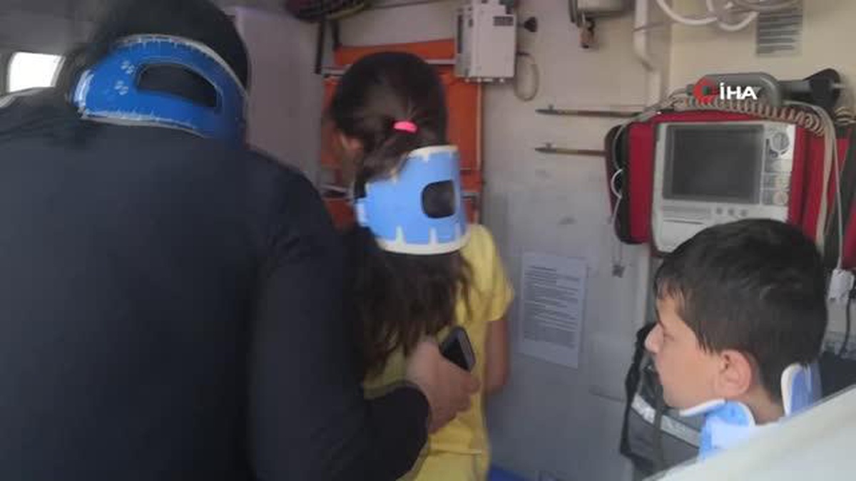 Aksaray\'da minibüsle otomobil çarpıştı: 2\'si çocuk 6 kişi yaralandı