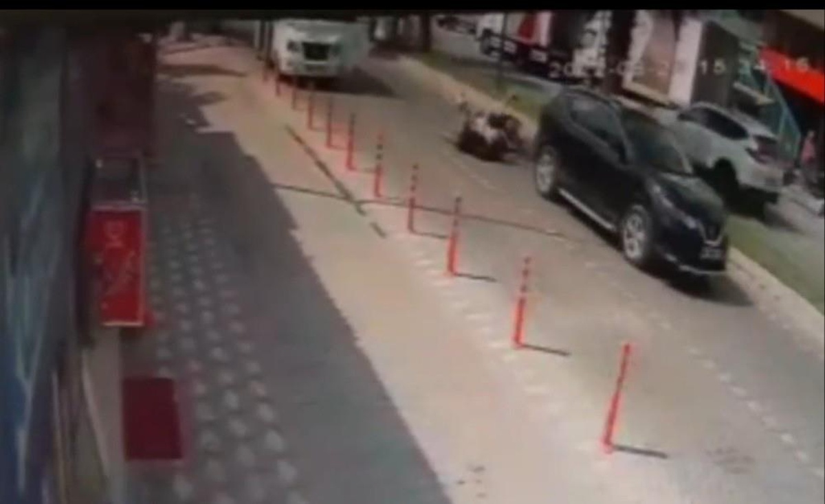 Edremit\'te motosiklet, aniden açılan aracın kapısına çarptı
