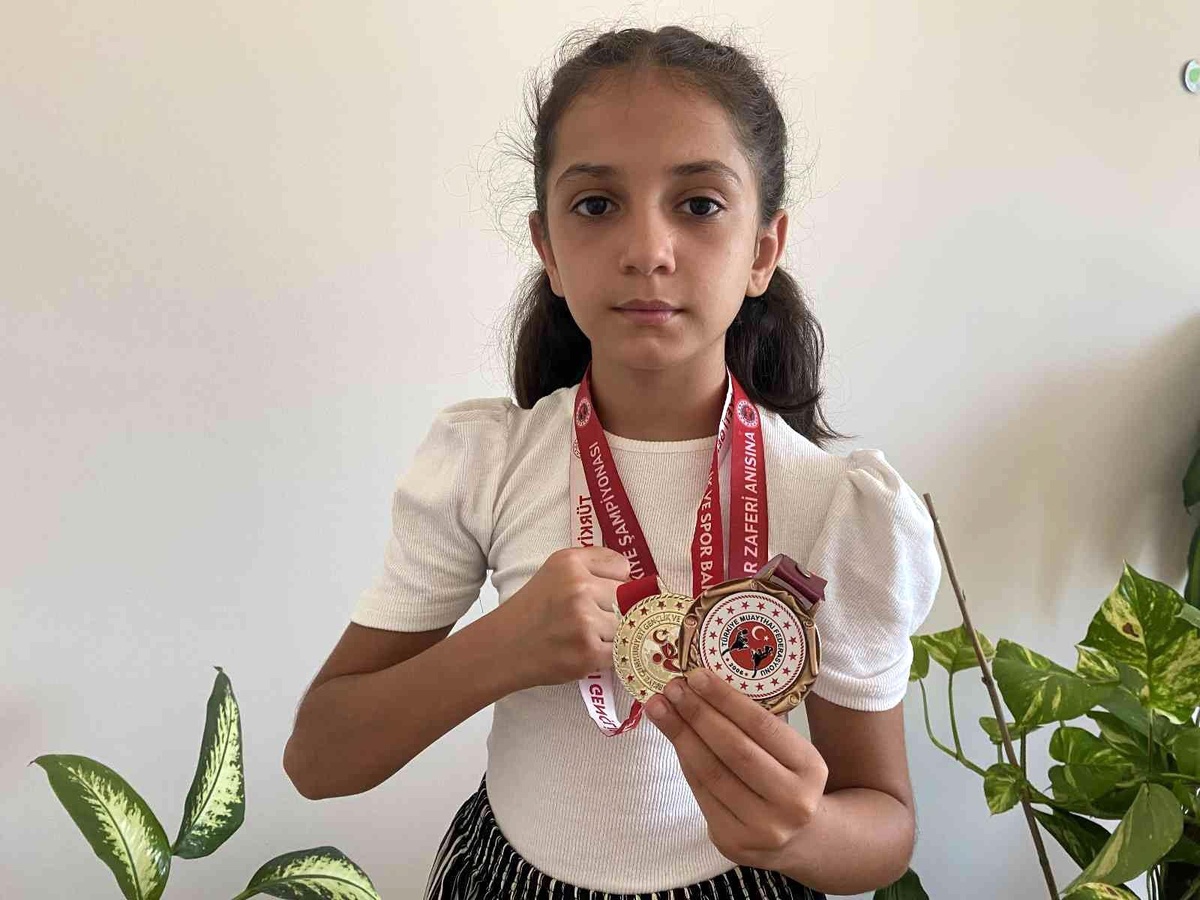 Muaythai miniklerde Antalya şampiyonu olan Rümeysa\'dan büyük hedef