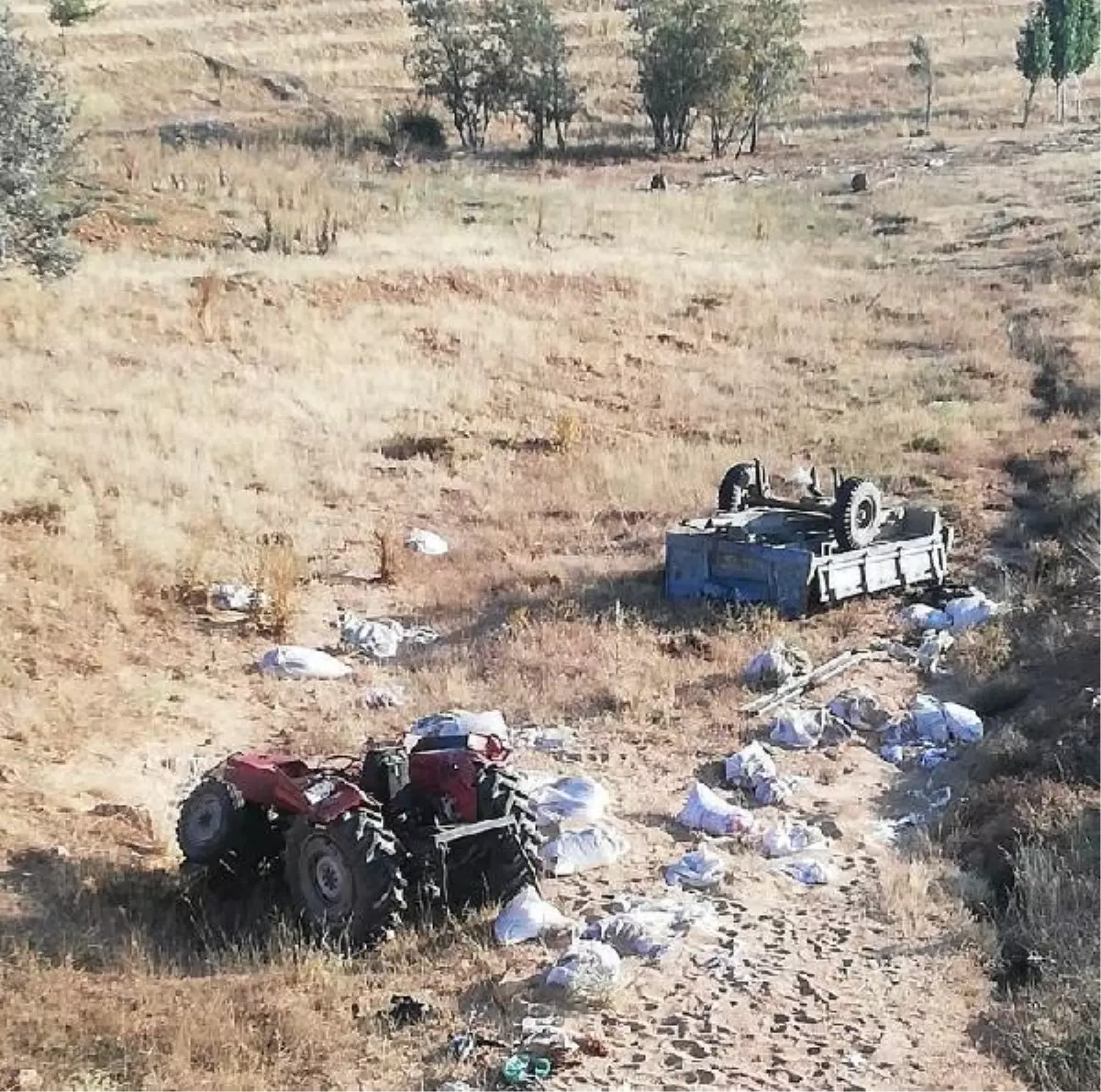 Niğde\'de şarampole devrilen traktördeki 2 kişi öldü, 1 kişi yaralandı