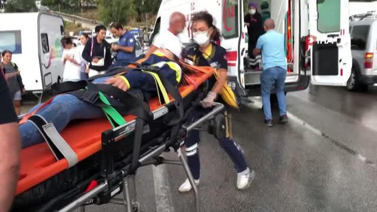 İki otomobil çarpıştı, yoldan geçen genç kız yaralandı