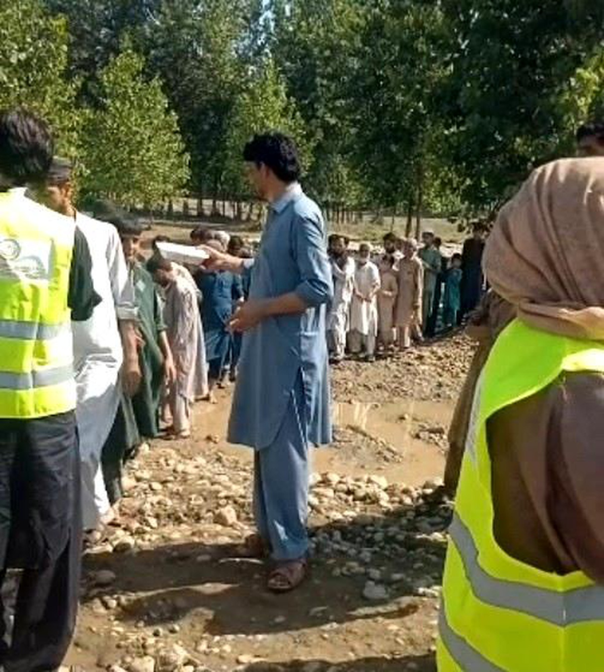 Pakistan\'da sel felaketinin yaralarını Türkiye Mezunlar Derneği sarıyor